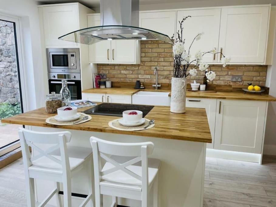 Charming Cottage Close To M4 Bridgend Бридженд Экстерьер фото