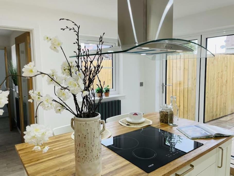Charming Cottage Close To M4 Bridgend Бридженд Экстерьер фото