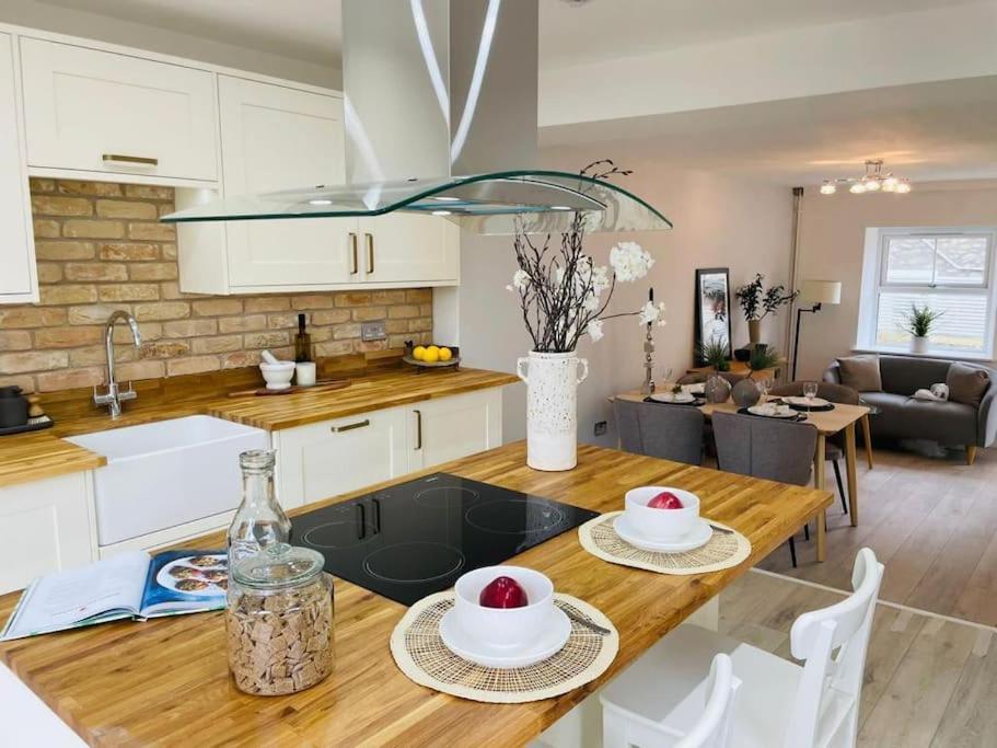 Charming Cottage Close To M4 Bridgend Бридженд Экстерьер фото